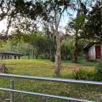 Área externa aos fundos da escola: Usado como espaço de lazer, casinha de artes para disciplina de artes e horta coletiva.